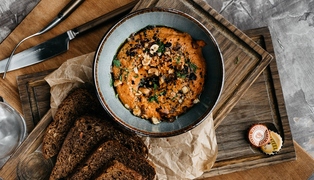 Craft kitchen_паштет из запеченного болгарского перца с постным хлебом, маслом карри и орехами (420 руб.)